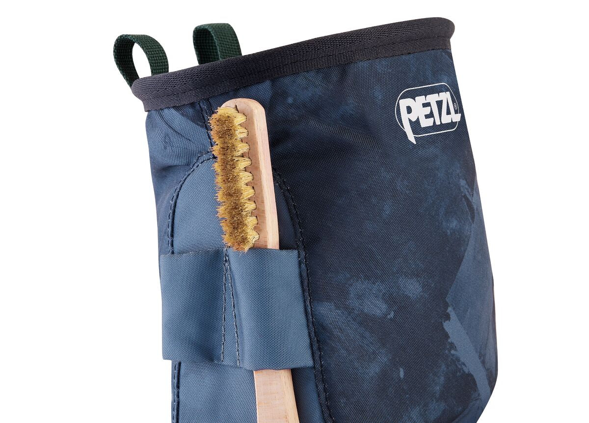 Petzl Saka Outdoor Action Dark Gray - Double brush slot securely holds various brush types
