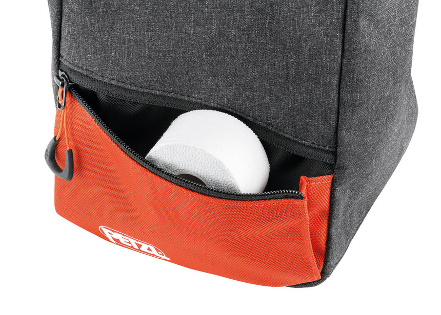 Petzl Sakab Chalk Bag Outdoor Action Grey - Flat and gusseted pockets