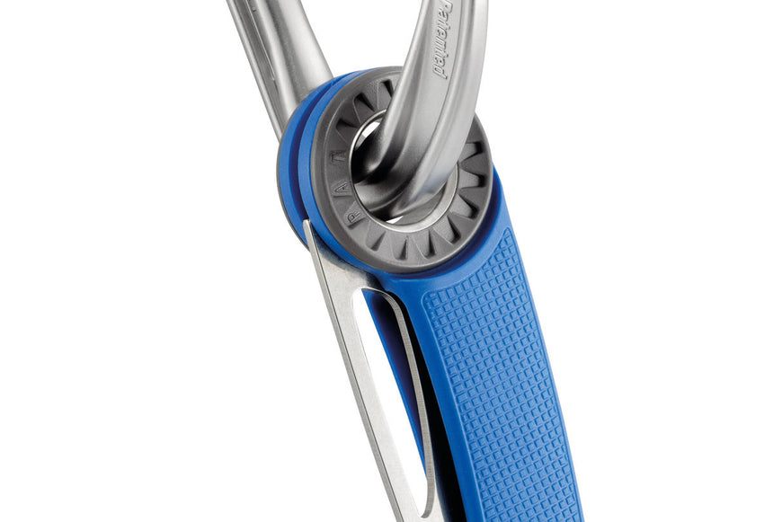 Petzl Spatha Knife Outdoor Action Blue - Carabiner hole for easy harness attachment