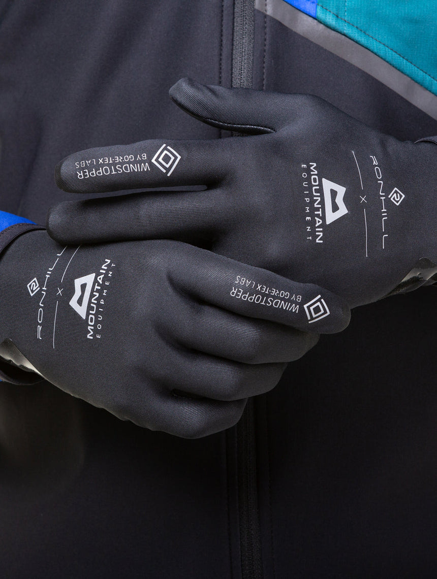 Ronhill GORE-TEX® Windstopper Glove in All Black - pre-moulded shape detail