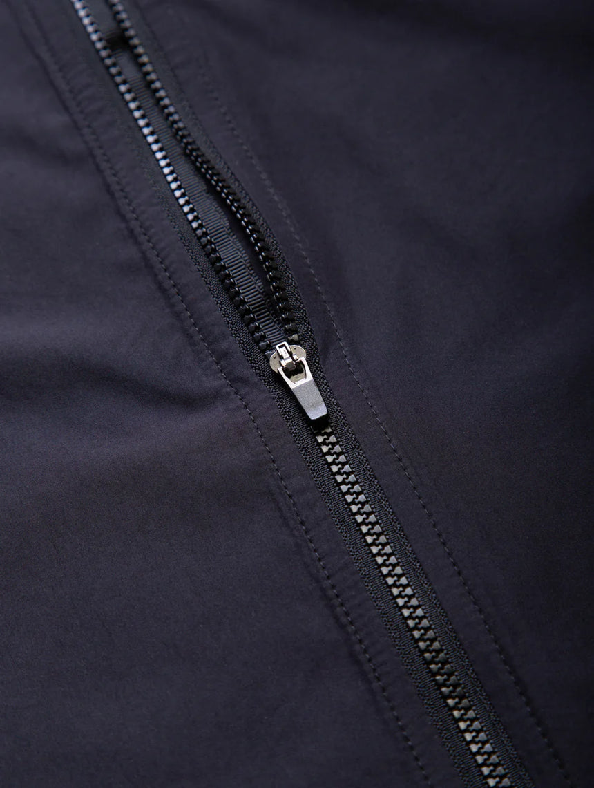 Ronhill Men's Core Gilet in All Black - centre front zip detail