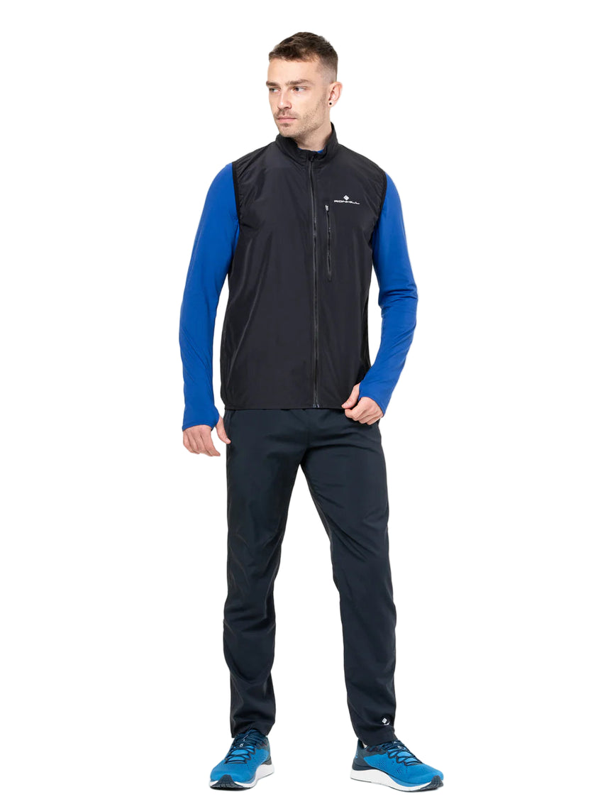 Ronhill Men's Core Gilet in All Black - hem detail