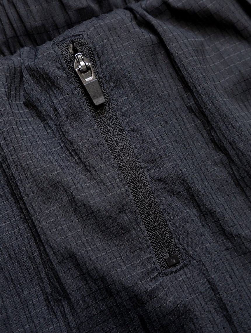 Ronhill Men's Tech Race Short in All Black - secure pocket detail