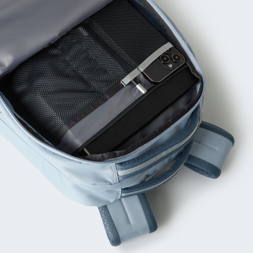 The North Face Vault Backpack Frost Grey/Gran - spacious main compartment with 29.2cm x 27.9cm laptop sleeve