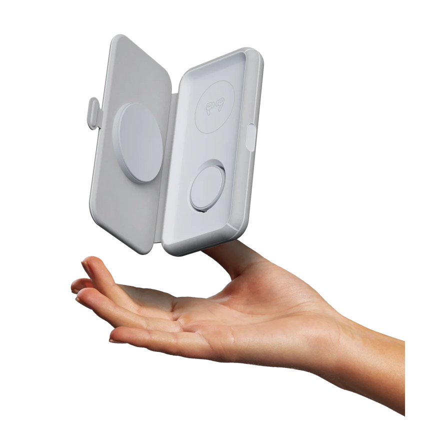 Xtorm Foldable Wireless Travel Charger 3-in-1 - Foldable System in Models Hand