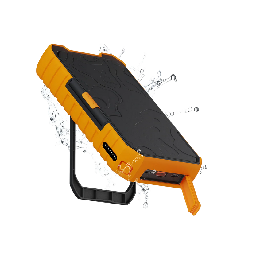 Xtorm Rugged Solar Powerbank 10.000 mAh - 20W front view with water
