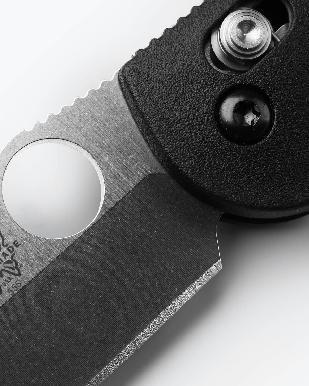 Benchmade Mini Griptilian 555-S30V, AXIS lock detail