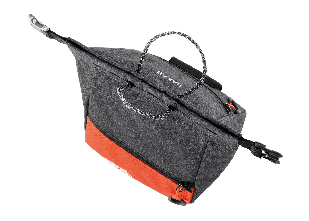 Petzl Sakab Chalk Bag Outdoor Action Grey - Quick magnetic closure