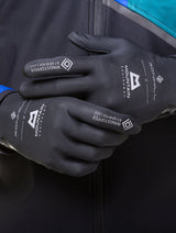 Ronhill GORE-TEX® Windstopper Glove in All Black - pre-moulded shape detail