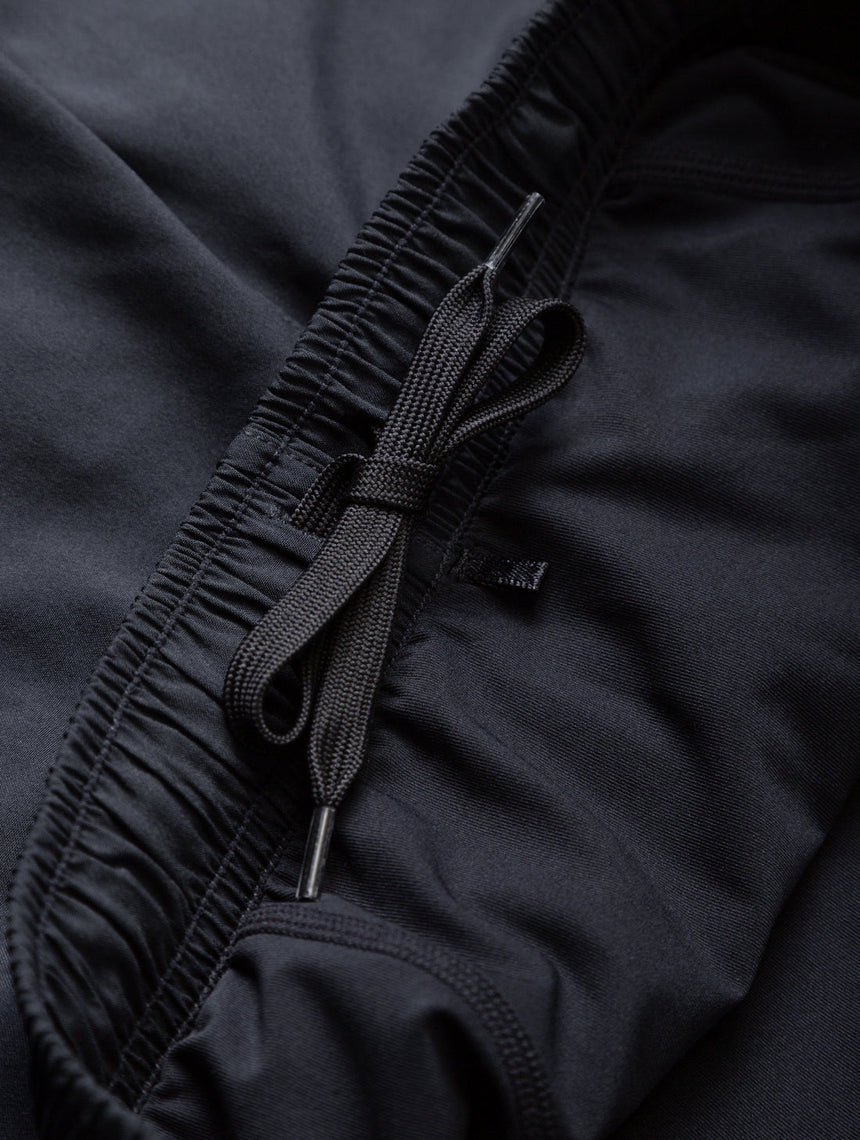Ronhill Men's Core 5" Twin Short in All Black - drawcord detail