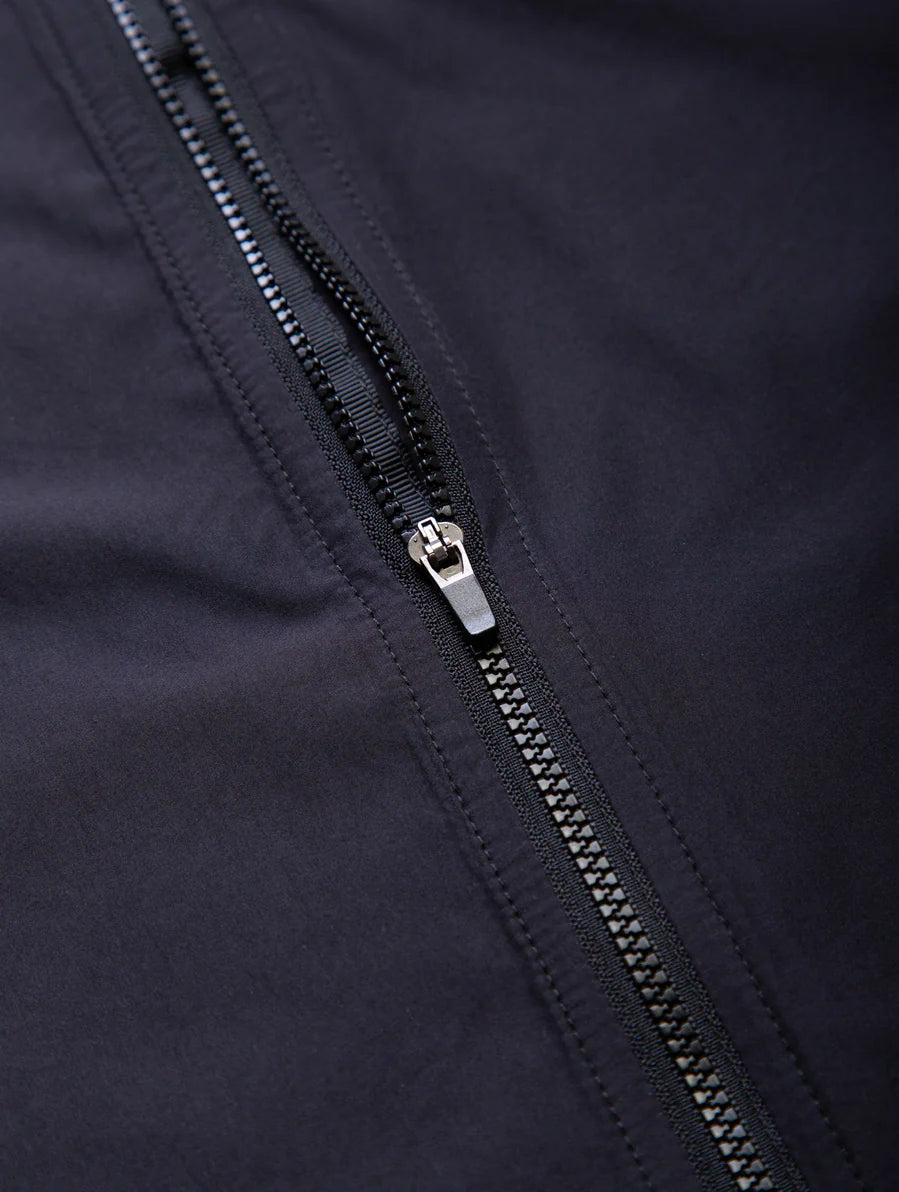 Ronhill Men's Core Gilet in All Black - centre front zip detail