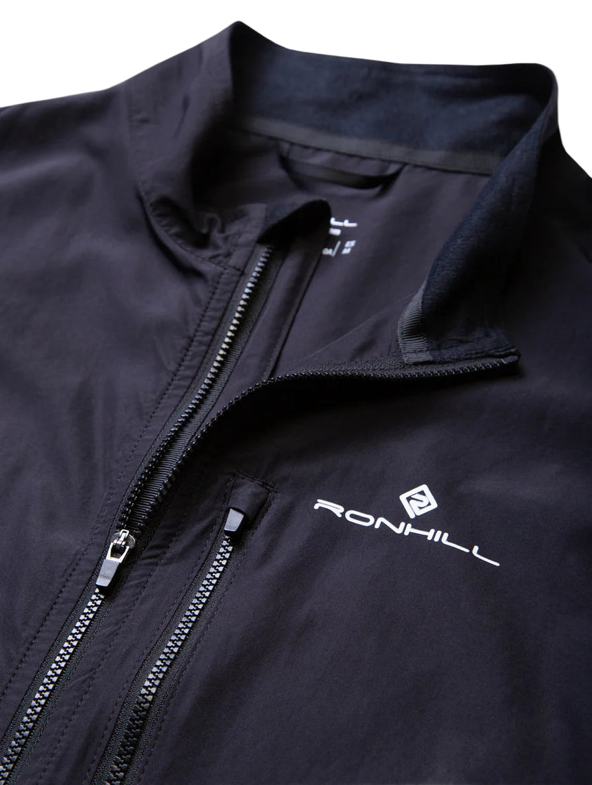 Ronhill Men's Core Gilet in All Black - zip detail
