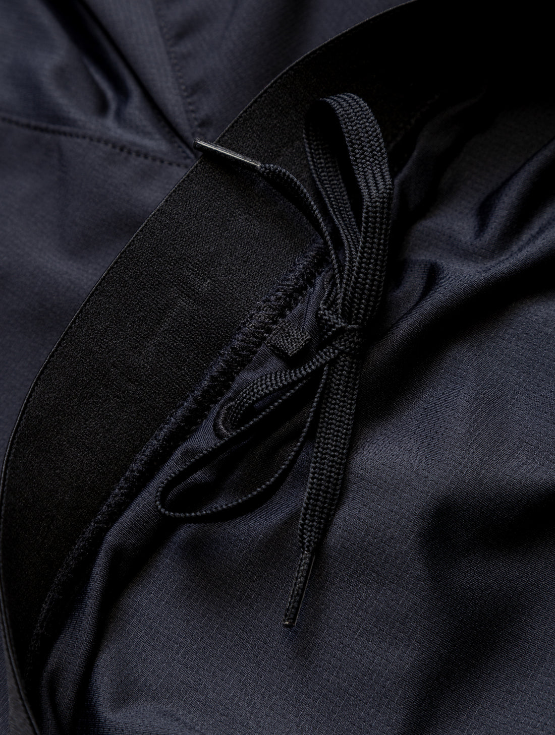 Ronhill Men's Tech 5" Short in All Black - drawcord detail