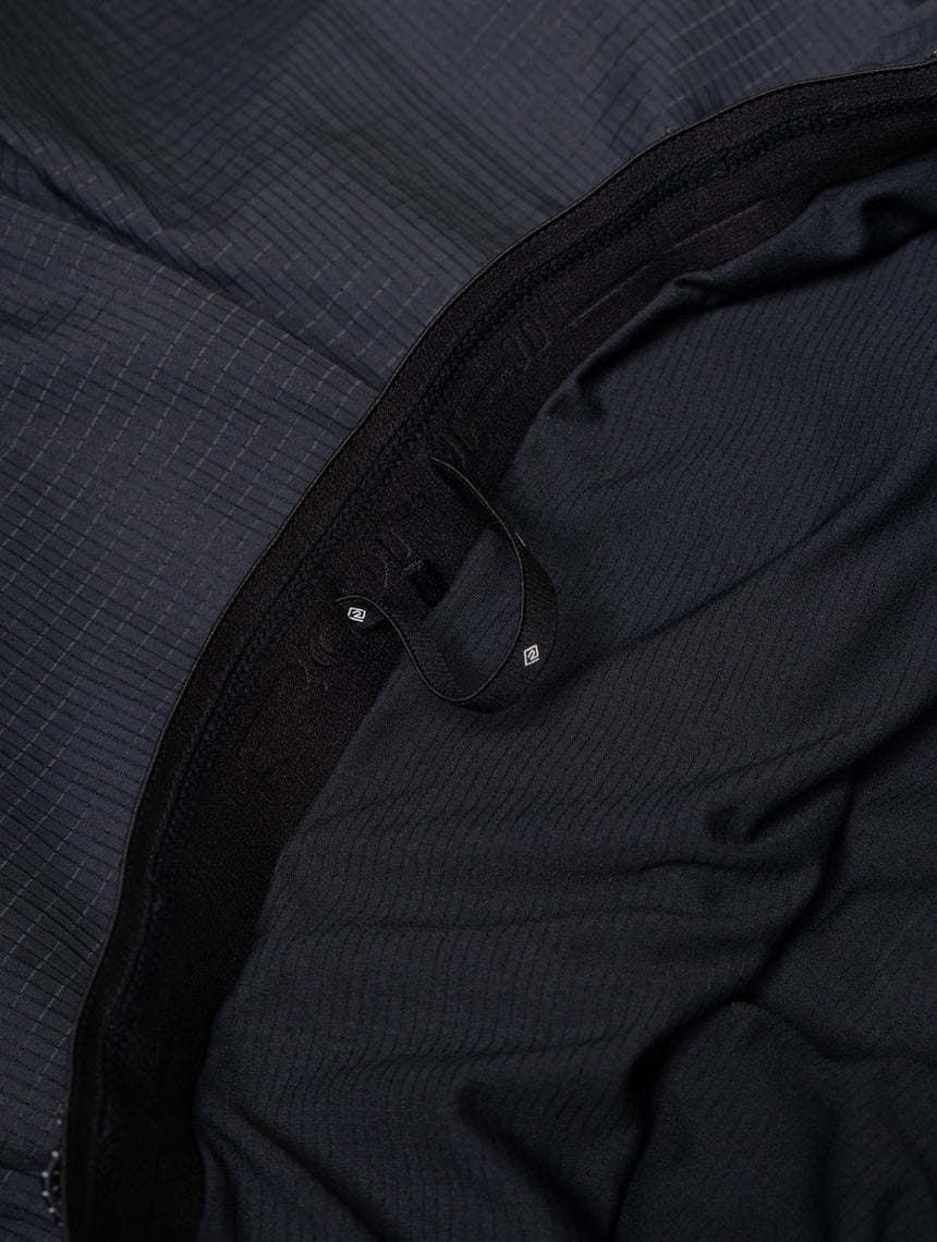 Ronhill Men's Tech Race 5" Short in All Black - elasticated storage loop detail
