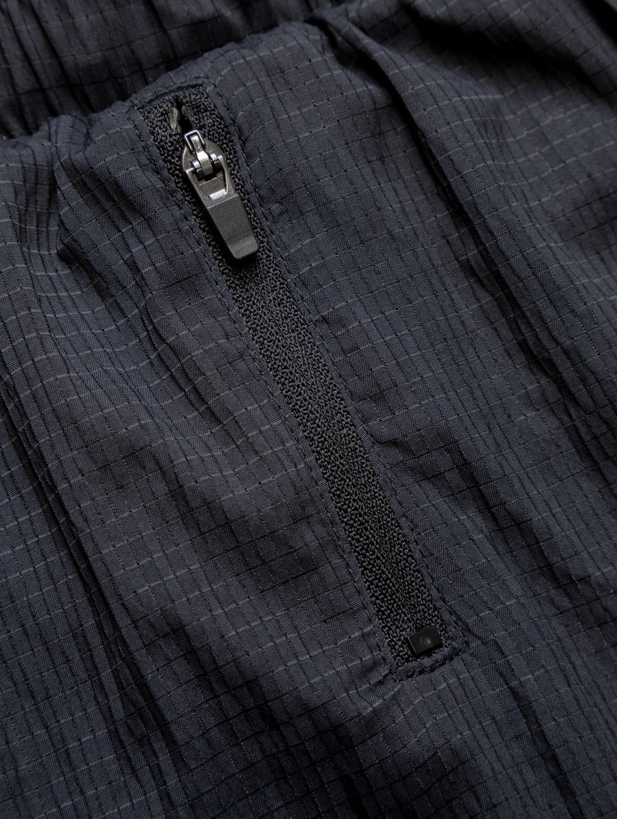 Ronhill Men's Tech Race Short in All Black - secure pocket detail