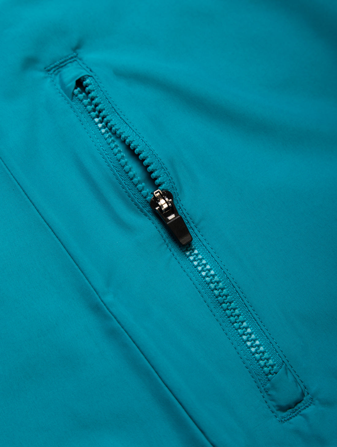 Ronhill Women's Core Jacket in Azure/Bright White - secure pocket detail