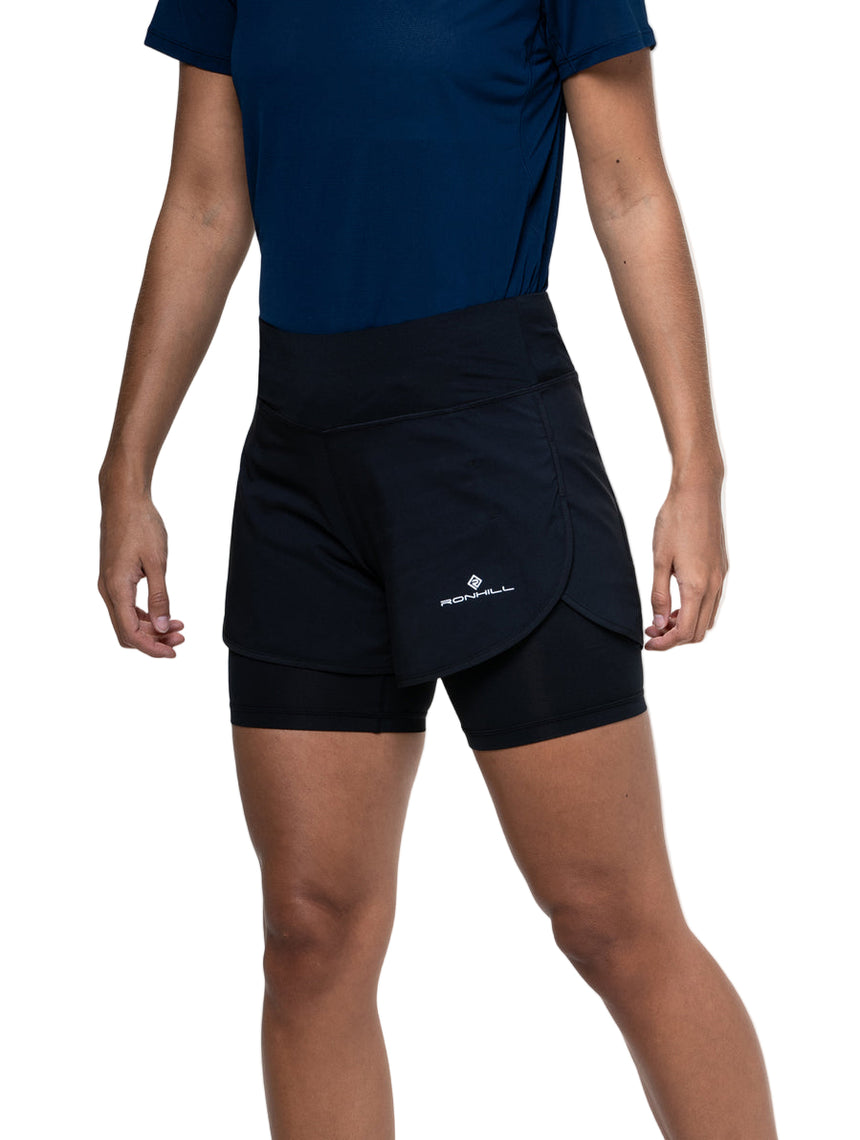 Ronhill Women's Tech 4.5" Twin Short in All Black - front fit close-up