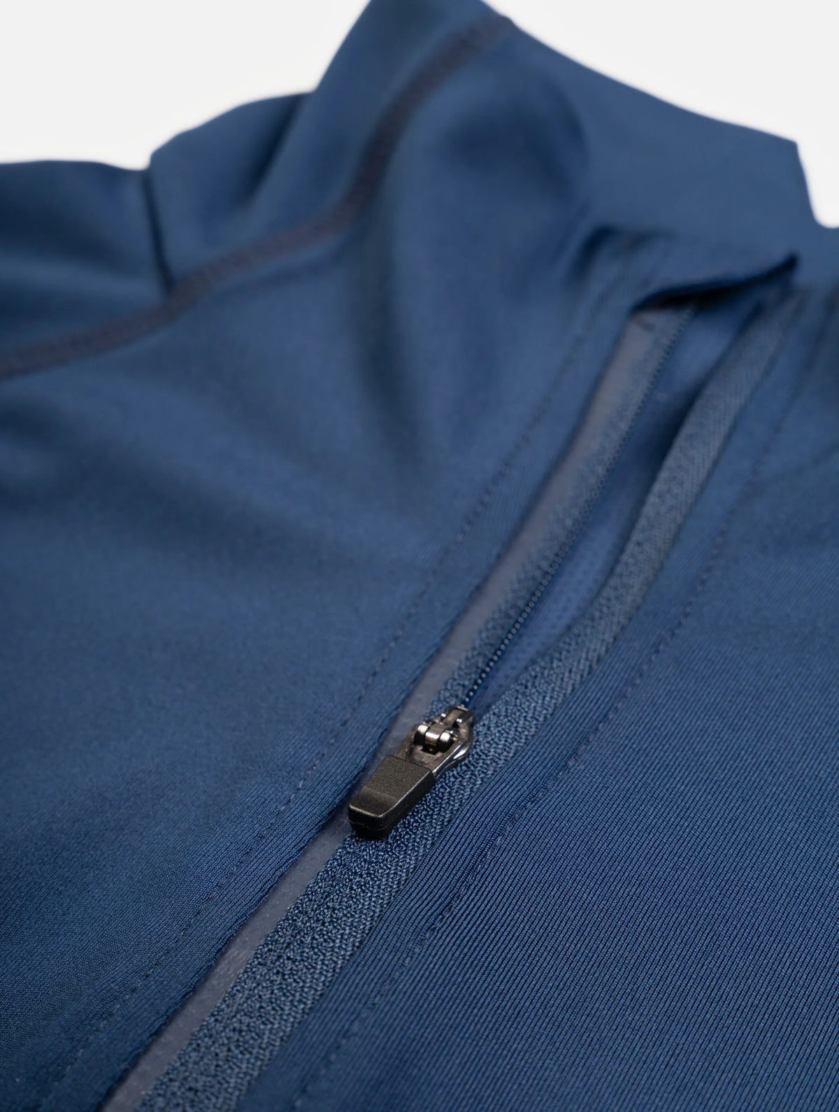 Ronhill Women's Tech Contour Jacket in Dark Navy - zip detail