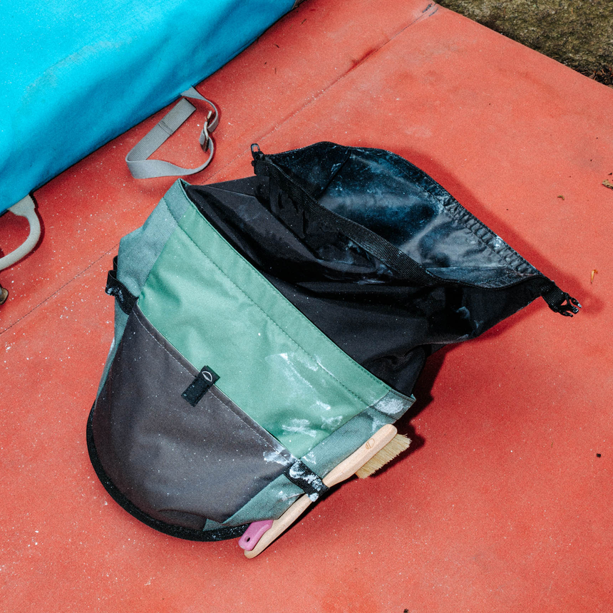 Wild Country Climbing Sequence Chalk Bucket Outdoor Action Green Ivy/Marsh/Onyx - Filled with Chalk