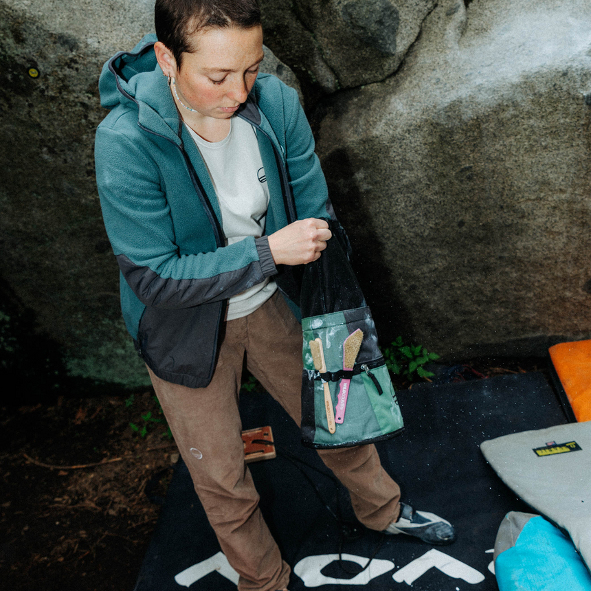 Wild Country Climbing Sequence Chalk Bucket Outdoor Action Green Ivy/Marsh/Onyx - Model Grabbing Chalk