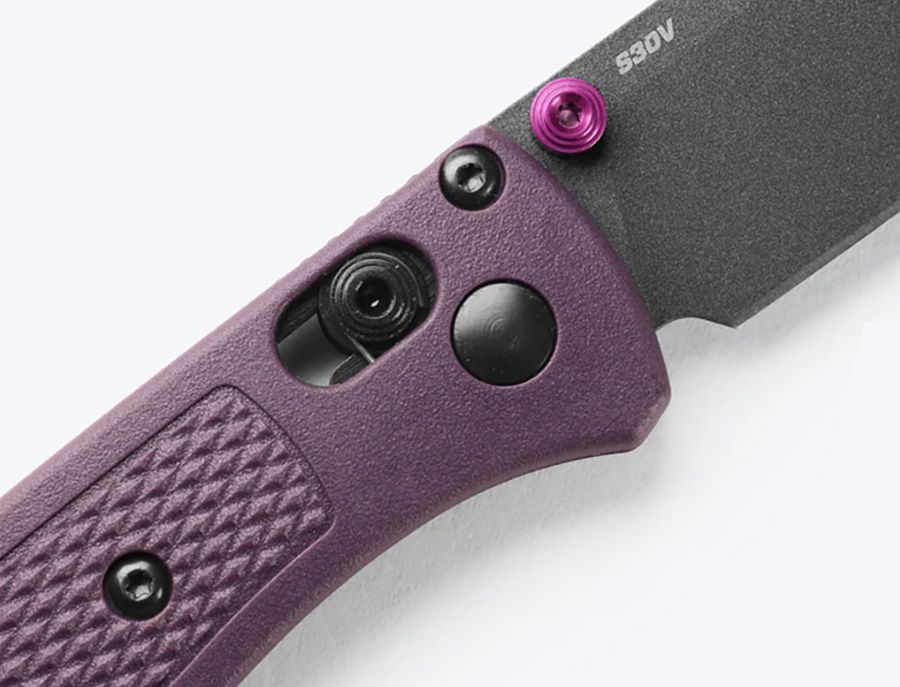 Benchmade Mini Bugout 533GY-09 AXIS lock and purple anodised thumb stud detail