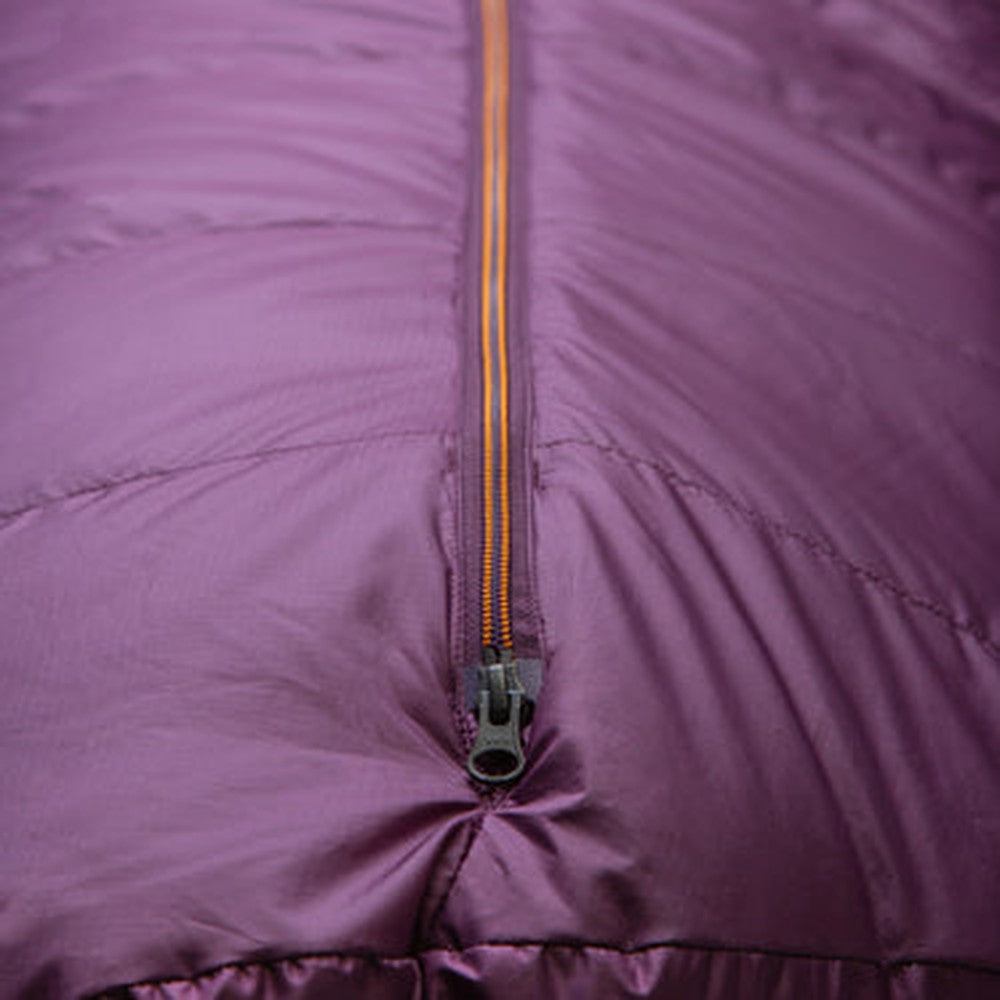 2-baffle anatomically offset foot box detail on Mountain Equipment Classic Eco 500 Women's Sleeping Bag in Raisin