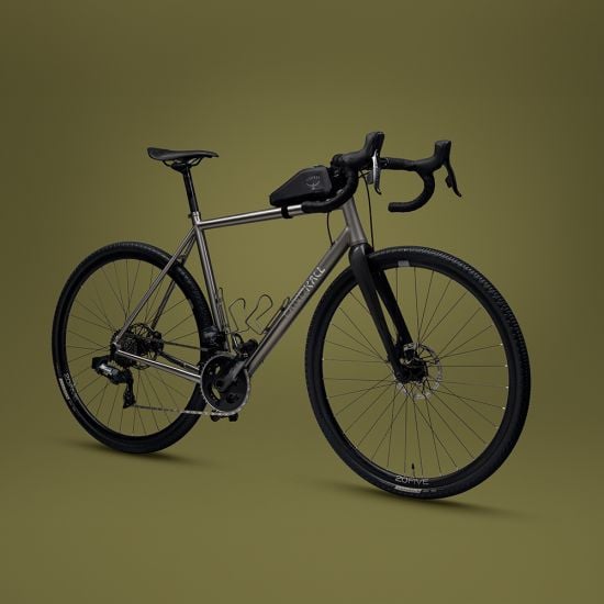 Osprey Escapist™ Top Tube Bag Outdoor Action Black - Complete fit of the product